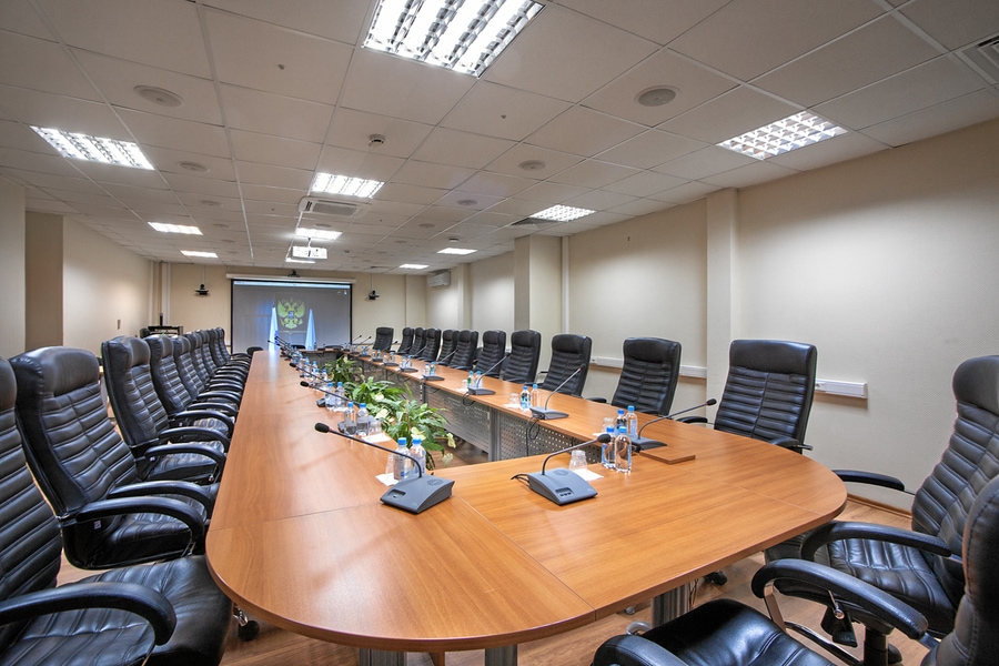 Оснащение залов для проведения совещаний: особенности подбора оборудования в Казани | SkyDynamics